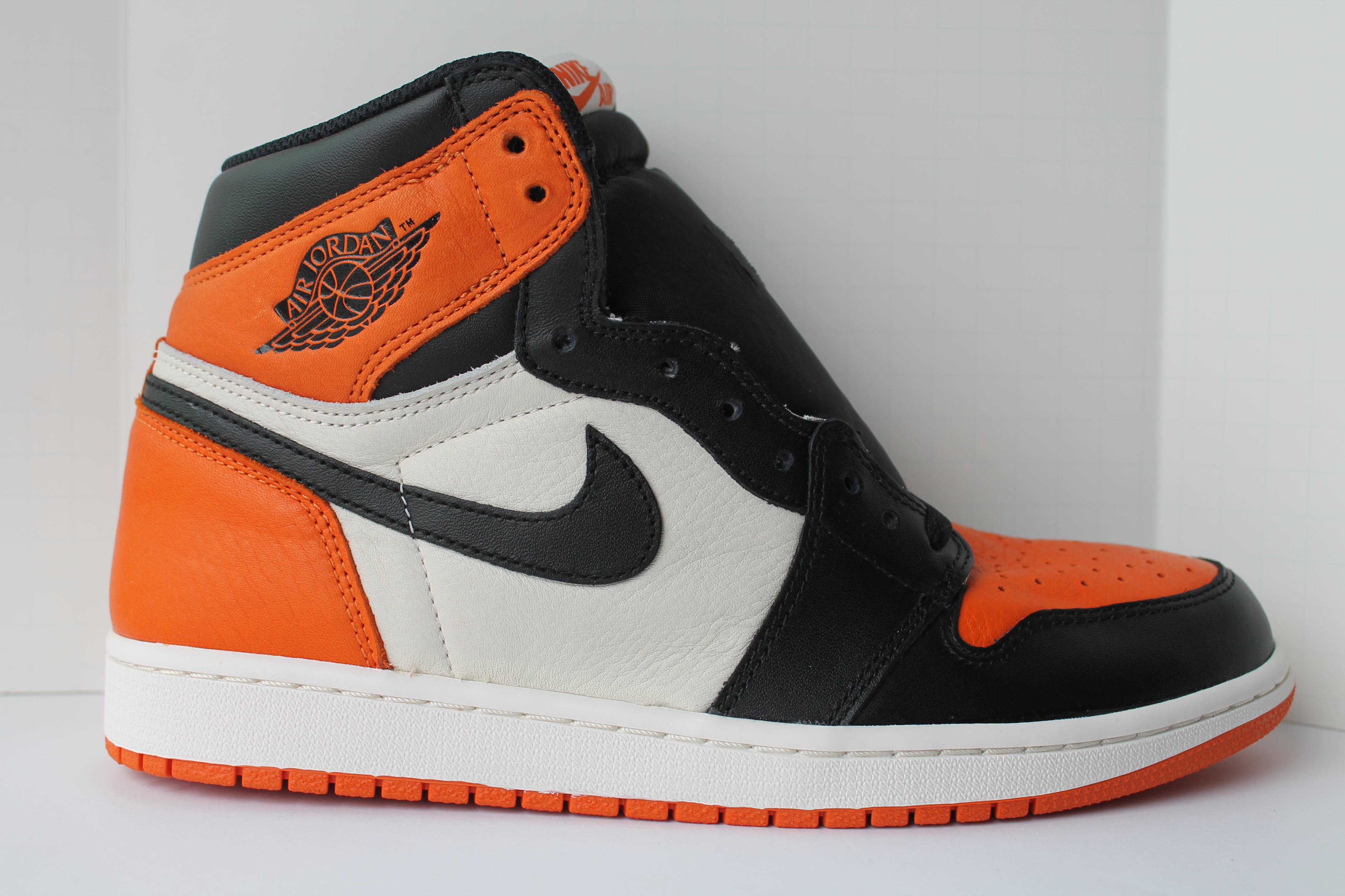 deadstock shattered backboard jordan 1s