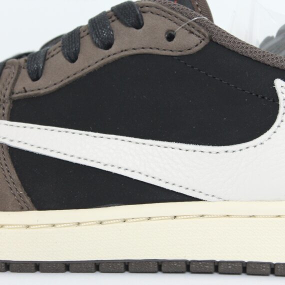 backwards nike swoosh