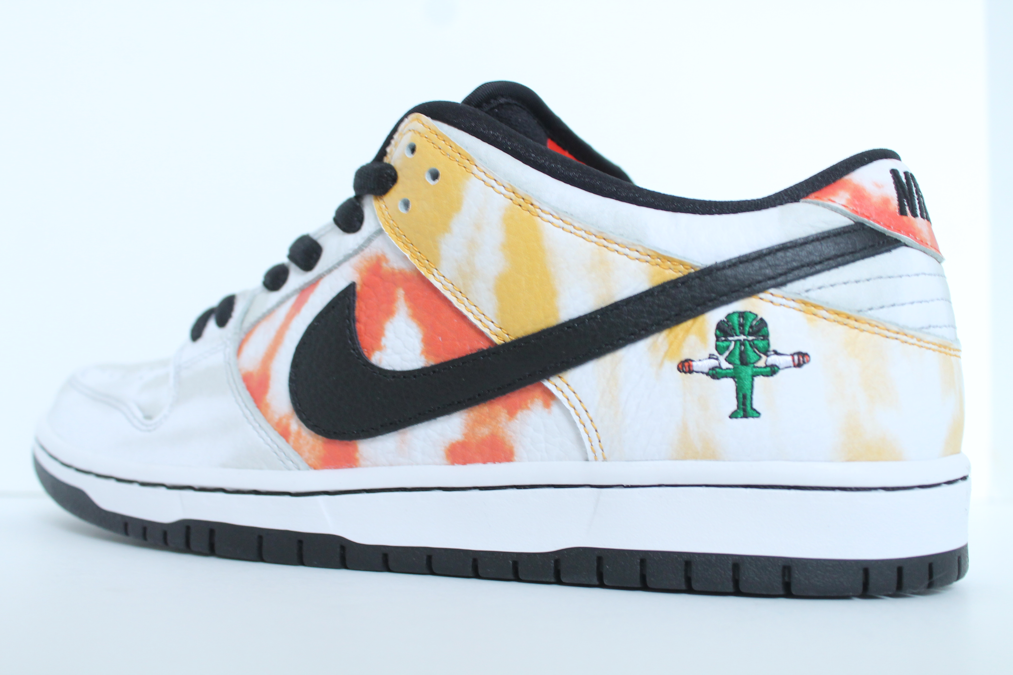 nike sb dunk low raygun white