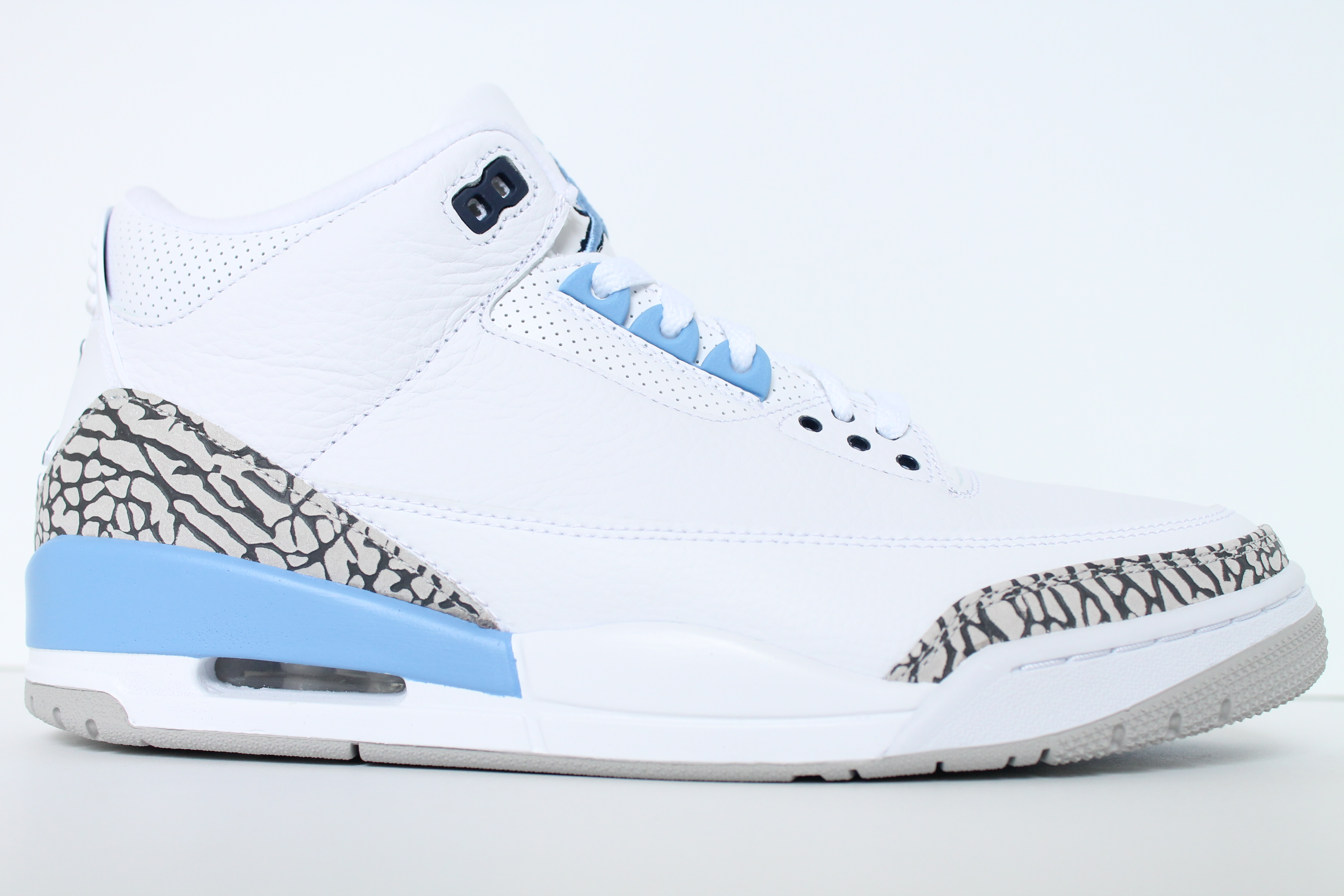 Air Jordan 3 Retro UNC